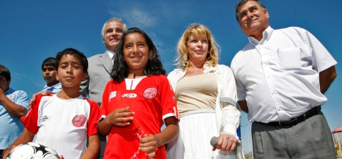 Ministra entrega terreno para futuro polideportivo en Mejillones