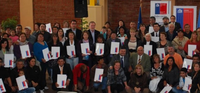 Valparaíso florece en otoño con la entrega de títulos de dominio a familias de la Región