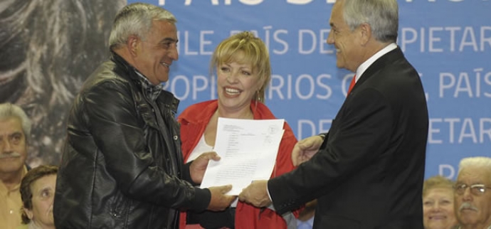 Ministra Parot junto a Presidente Piñera entrega títulos de dominio a familias de O´Higgins